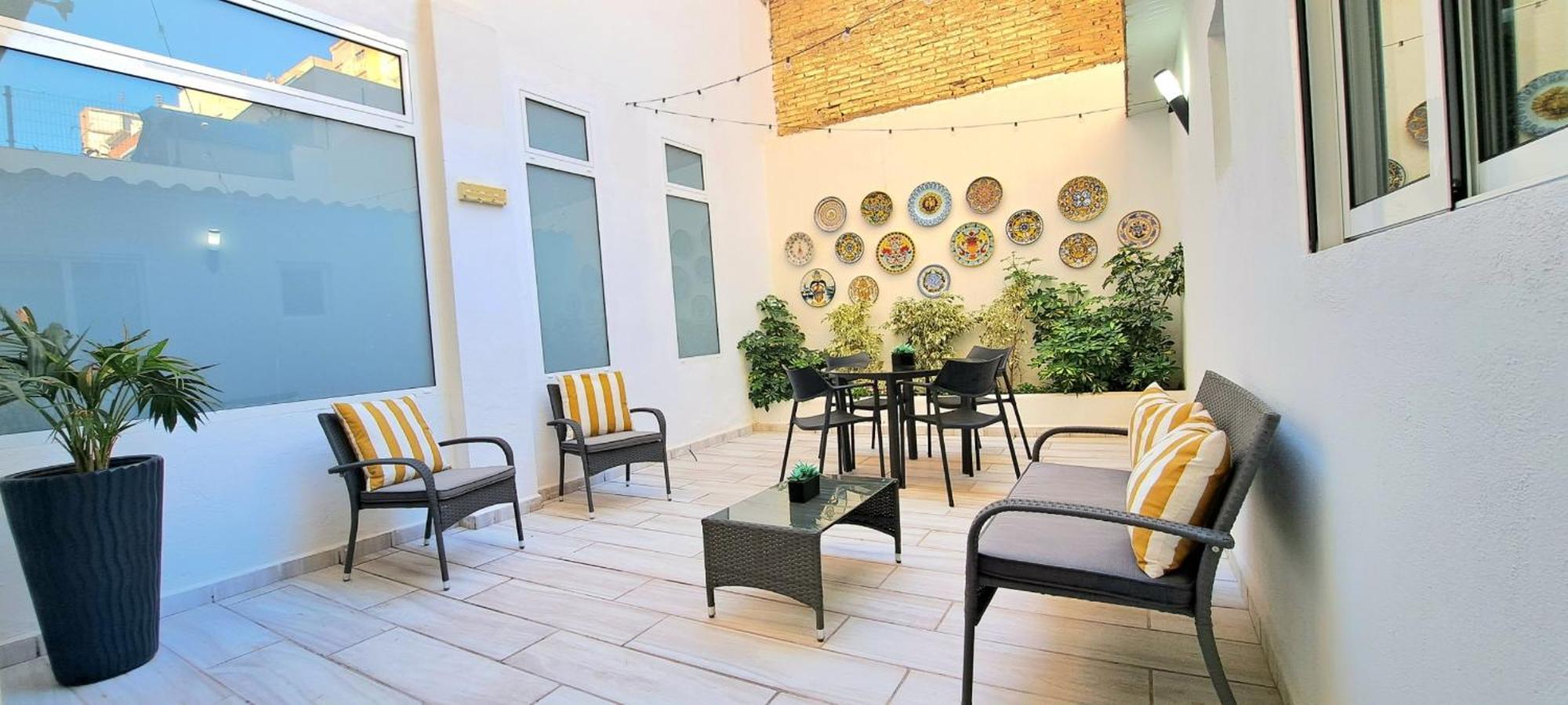 New! Renovated, Centrally Located, Private Entrance, Terrace Appartamento