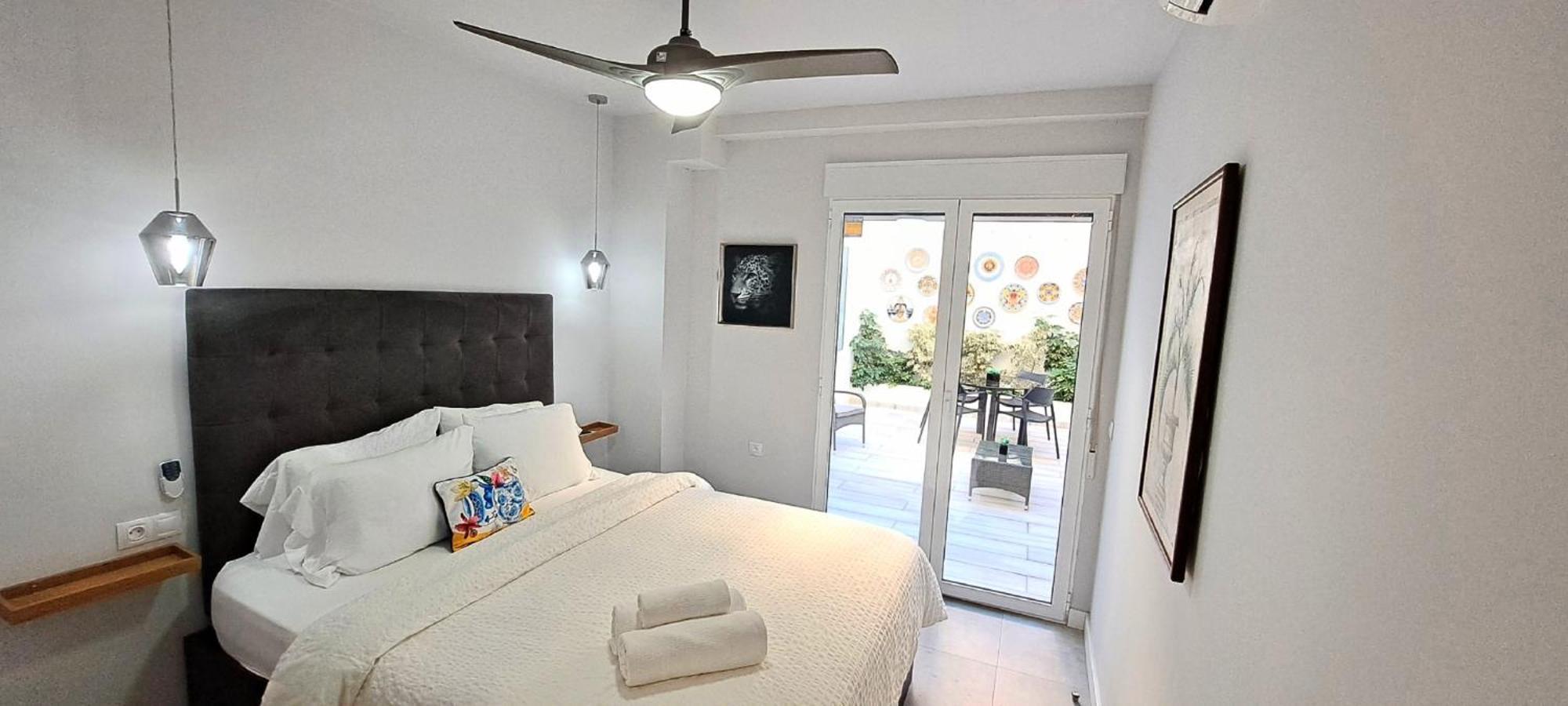 New! Renovated, Centrally Located, Private Entrance, Terrace * Valenza